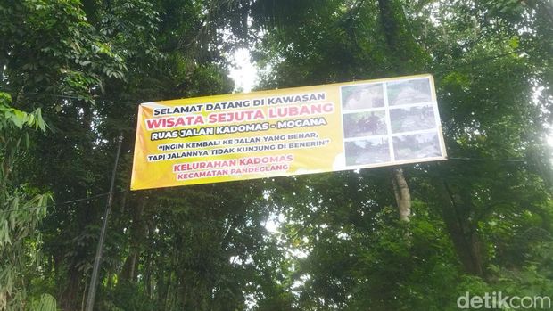 Warga di Kelurahan Kadomas, Kecamatan Pandeglang, Kabupaten Pandeglang melakukan swadaya bangun jalan yang rusak.