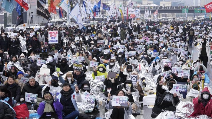 Protesters demanding the arrest of impeached South Korean President Yoon Suk Yeol attend a rally near the presidential residence in Seoul, South Korea, Monday, Jan. 6, 2025. (AP Photo/Ahn Young-joon)