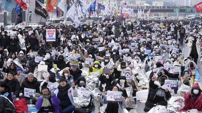 Warga Korsel Demo Saat Badai Salju, Pro-Kontra Penangkapan Presiden Protesters demanding the arrest of impeached South Korean President Yoon Suk Yeol attend a rally near the presidential residence in Seoul, South Korea, Monday, Jan. 6, 2025. (AP Photo/Ahn Young-joon)