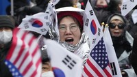 Massa terdiri dari dua kelompok, yaitu penentang dan pendukung Yoon.  