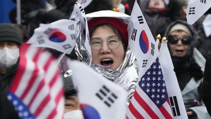 Protesters demanding the arrest of impeached South Korean President Yoon Suk Yeol attend a rally near the presidential residence in Seoul, South Korea, Monday, Jan. 6, 2025. (AP Photo/Ahn Young-joon)