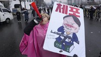 Massa penentang Yoon meminta agar Yoon ditangkap secepatnya, sementara massa pendukung menghalangi penangkapan dan meminta Yoon yang dimakzulkan pada 4 Desember 2024 itu dikembalikan sebagai presiden aktif.  