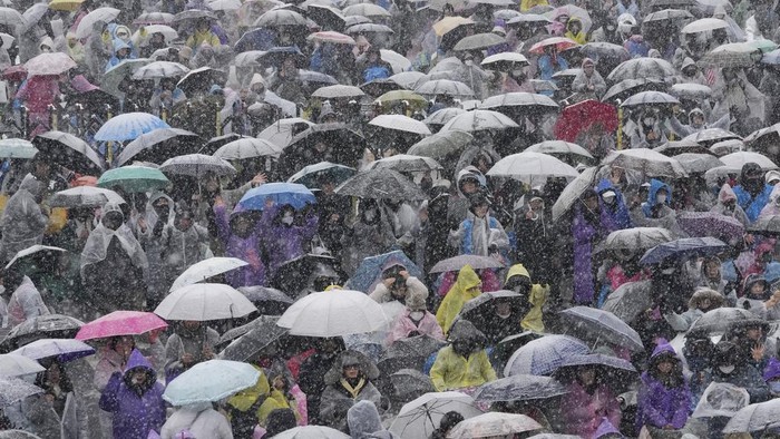 Warga Korsel Demo Saat Badai Salju, Pro-Kontra Penangkapan Presiden Protesters demanding the arrest of impeached South Korean President Yoon Suk Yeol attend a rally near the presidential residence in Seoul, South Korea, Monday, Jan. 6, 2025. (AP Photo/Ahn Young-joon)