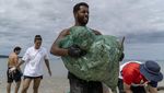 Warlok-Bule Gotong Royong Bersihkan Sampah di Pantai Kedonganan Bali