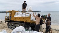 Wisatawan berharap pemerintah lebih peduli soal kebersihan pantai.  