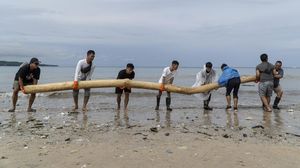 Warlok-Bule Gotong Royong Bersihkan Sampah di Pantai Kedonganan Bali