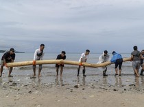 Warlok-Bule Gotong Royong Bersihkan Sampah di Pantai Kedonganan Bali