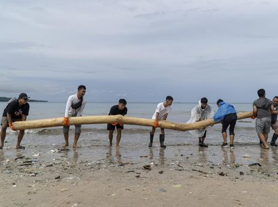 Warlok-Bule Gotong Royong Bersihkan Sampah di Pantai Kedonganan Bali