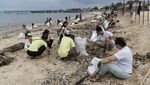 Warlok-Bule Gotong Royong Bersihkan Sampah di Pantai Kedonganan Bali