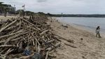 Warlok-Bule Gotong Royong Bersihkan Sampah di Pantai Kedonganan Bali