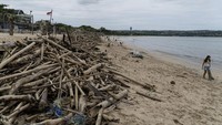 Mereka mengaku ingin terlibat membersihkan sampah karena malu pantai yang dikunjungi dalam keadaan kotor dan jorok.  