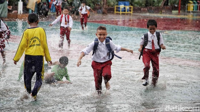 Musim hujan 2025 tengah berlangsung di wilayah Indonesia. Menurut BMKG, secara umum puncak musim hujan tahun ini diprediksi terjadi pada Januari-Februari.