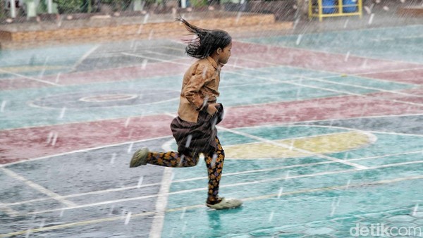 Waspada! Puncak Musim Hujan Diprediksi hingga Februari 2025