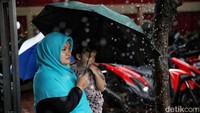 Sekitar 67% wilayah diperkirakan menerima curah hujan lebih dari 2.500 mm per tahun (kategori tinggi), termasuk sebagian besar Aceh, Sumatera Utara, Riau bagian barat, Kalimantan, Sulawesi tengah dan selatan, hingga Papua.   