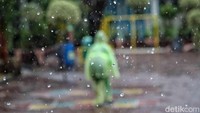 BMKG juga mengingatkan masyarakat mengenai potensi peningkatan curah hujan sebesar 20-40 persen akibat fenomena La Nina Lemah. Fenomena ini diperkirakan berlangsung hingga Maret atau April 2025.  