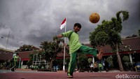 Sejumlah anak bermain bola dengan dipayungi mendung di halaman SDN 07 Pulo Gebang, Jakarta Timur, Selasa (7/1/2025).