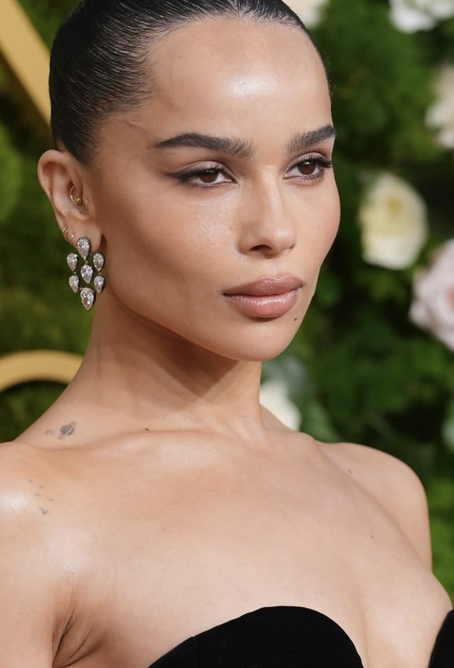 Zoë Kravitz mencuri perhatian dengan riasan kulit glowing, eyeliner tipis berbentuk winged, dan alis yang fluffy. Untuk menciptakan tampilan ini, gunakan highlighter cair di tulang pipi dan pilih eyebrow gel untuk menata alis agar terlihat alami namun serat-serat alis terdefinisi. Foto: dok. Instagram @zoeisabellakravitz