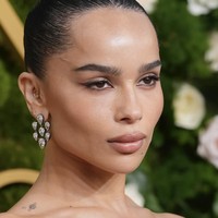 Zoë Kravitz mencuri perhatian dengan riasan kulit glowing, eyeliner tipis berbentuk winged, dan alis yang fluffy. Untuk menciptakan tampilan ini, gunakan highlighter cair di tulang pipi dan pilih eyebrow gel untuk menata alis agar terlihat alami namun serat-serat alis terdefinisi. Foto: dok. Instagram @zoeisabellakravitz