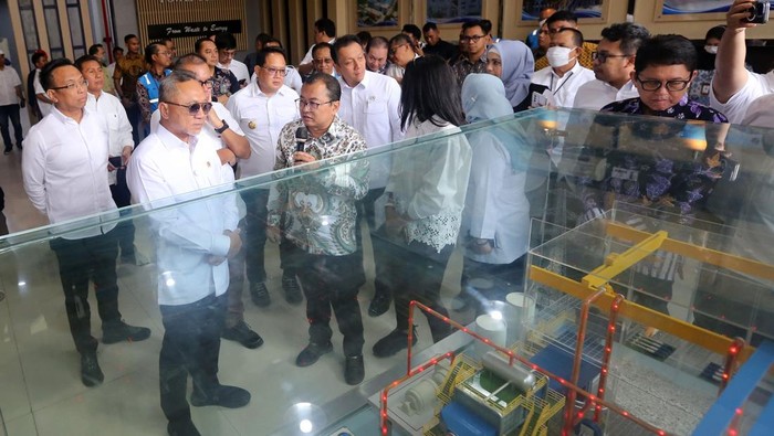 Zulhas mengunjungi TPA Benowo