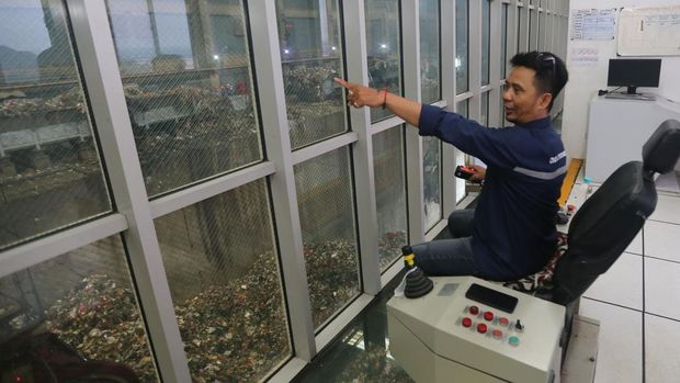 Zulhas mengunjungi TPA Benowo