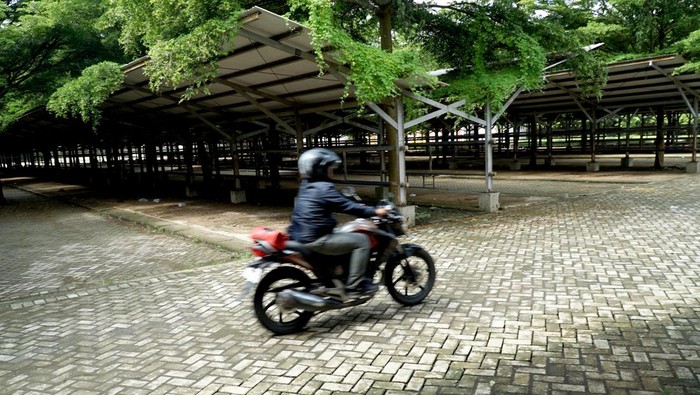 Pengendara sepeda motor melintas dekat blok utama Pasar Hewan Terpadu Sumbergempol, Tulungagung, Jawa Timur, Rabu (8/1/2025). Pemkab Tulungagung menutup enam pasar hewan yang ada di wilayah tersebut sebagai upaya mitigasi penyebaran virus PMK yang telah menyebabkan sedikitnya 77 ekor sapi di daerah itu sakit dan delapan di antaranya mati. ANTARA FOTO/Destyan Sujarwoko/tom.