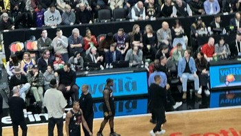 Orangnya melayang. Foto: (Bored Panda).