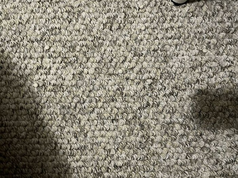 Ada-ada saja, bak bunglon, benda-benda ini bisa menyatu dengan lingkungan sekitar dengan sempurna lho. Kalian bisa melihatnya dengan jelas tidak nih?