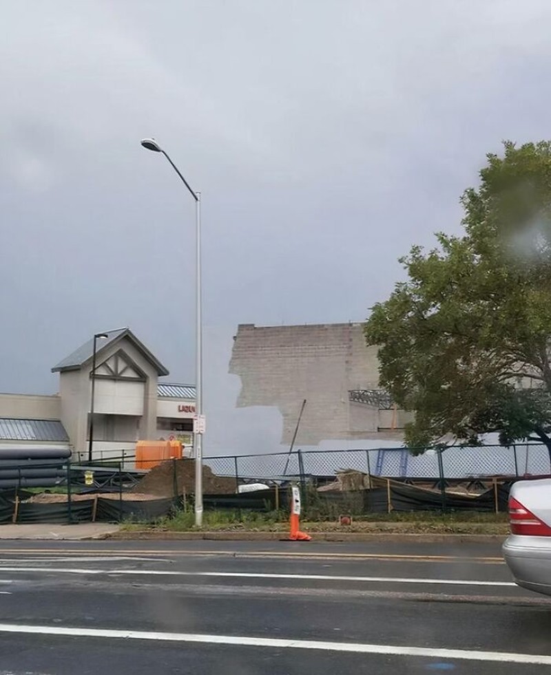 Ada-ada saja, bak bunglon, benda-benda ini bisa menyatu dengan lingkungan sekitar dengan sempurna lho. Kalian bisa melihatnya dengan jelas tidak nih?