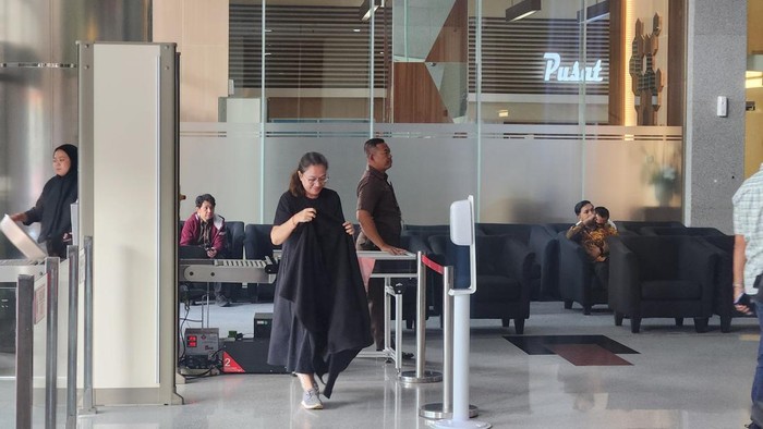 Agustiani Tio diperiksa KPK (Adrial/detikcom)