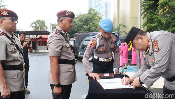 AKBP Andri Kurniawan diangkat dalam jabatan baru sebagai Kasatresnarkoba Polres Metro Jakarta Selatan.