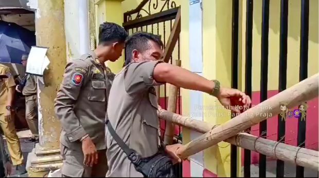 Akses kembali dibuka usai pihak Pemkot musyawarah dengan ahli waris. (dok Satpol PP Depok)