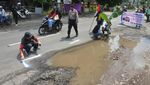 Penampakan Jalan Rusak di Jember Ditanami Pohon Pisang