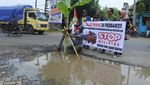 Penampakan Jalan Rusak di Jember Ditanami Pohon Pisang