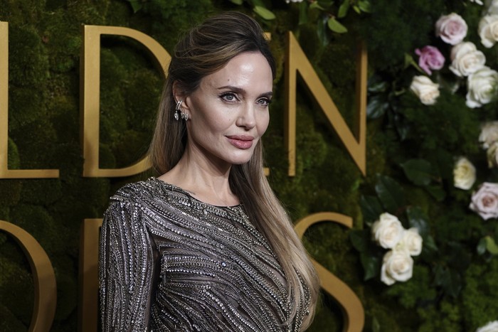 Angelina Jolie di Golden Globes 2025 Angelina Jolie arrives at the 82nd Golden Globes on Sunday, Jan. 5, 2025, at the Beverly Hilton in Beverly Hills, Calif. (Photo by Jordan Strauss/Invision/AP)