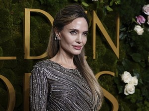 Rahasia Kulit Glowing Angelina Jolie di Usia 50, Bocoran Dokter Kulit Langganan