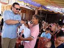 Martin Daniel Tumbelaka Bagikan Sembako untuk Janda & Lansia di Sulut