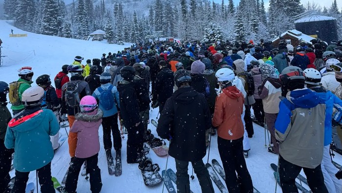 Antrian panjang di resor ski mewah Vail Resorts lantaran masalah gaji karyawan.