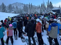 Resor Ski Mewah Didemo Pekerja, eh Pengunjung Justru Dukung Aksi Itu Kemudian