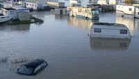 Associated Press melaporkan, hujan deras menyebabkan Sungai Soar di Leicestershire meluap dan menggenangi dataran sekitar. Karavan di Barrow Upon Soar tergenang air setinggi jendela mobil.