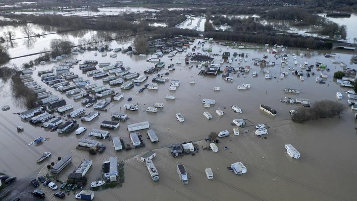 Firemen help residents in the flooded area of Barrow Upon Soar, England, Tuesday, Jan. 7, 2025.(AP Photo/Darren Staples)