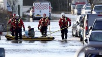 Pemerintah Inggris juga telah mengerahkan tim penyelamat untuk mengevakuasi warganya yang terjebak banjir.