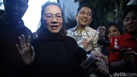Agustiani tampil serba hitam dalam pemeriksaan lanjutan tersebut.