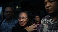 Agustiani memberikan keterangan sembari berjalan meninggalkan gedung KPK.