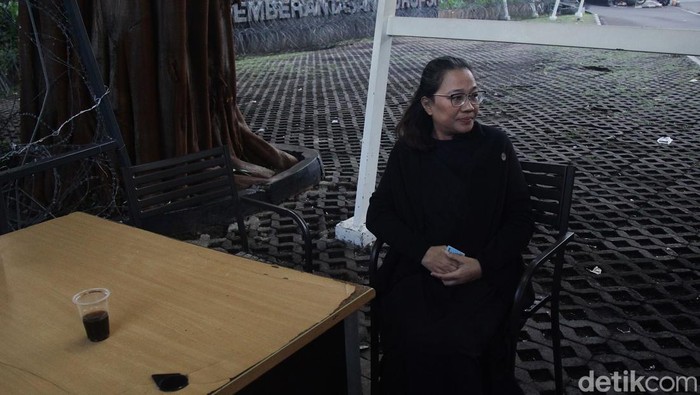 Berbaju Serba Hitam, Agustiani Tio Kembali Diperiksa KPK Mantan terpidana kasus suap penggantian antarwaktu (PAW) anggota DPR Agustiani Tio Fridelina meninggalkan Gedung Merah Putih KPK, Jakarta, Rabu (8/1/2025) usai menjalani pemeriksaan . Mantan anggota Bawaslu Agustiani Tio Fridelina dipanggil KPK sebagai saksi dalam kasus suap PAW anggota DPR yang menjerat mantan caleg PDIP Harun Masiku dan Sekjen PDIP Hasto Kristiyanto.