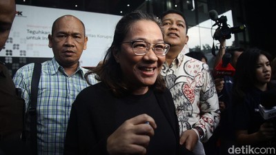 Berbaju Serba Hitam, Agustiani Tio Kembali Diperiksa KPK