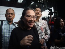 Berbaju Serba Hitam, Agustiani Tio Kembali Diperiksa KPK