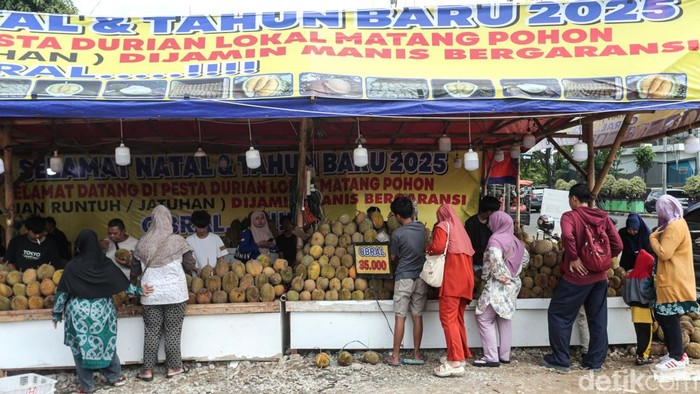 Musim buah durian tiba, sejumlah lahan kosong di pinggir jalan mulai digunakan untuk berjualan. Seperti yang terlihat di Kalimalang, Rabu (8/1/2025).
