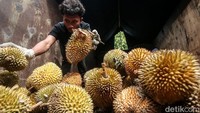Para pedagang ini mulai menggelar lapak sejak sebelum Natal dan tahun baru.