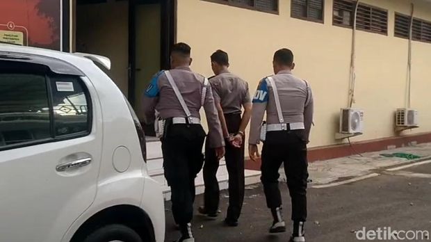 Briptu WT, anggota Polres Pemalang yang jadi tersangka kasus penipuan penerimaan bintara Polri, seusai jalani sidang etik, Rabu (8/1/2025).