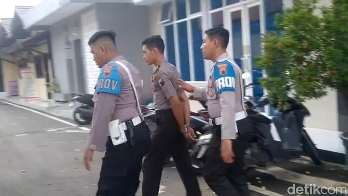 Briptu WT, anggota Polres Pemalang yang jadi tersangka kasus penipuan penerimaan bintara Polri, seusai jalani sidang etik, Rabu (8/1/2025).
